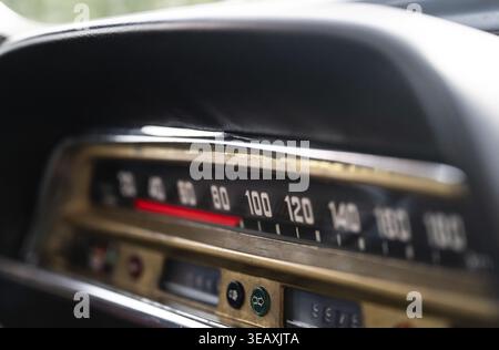 Dettaglio, cruscotto con indicatore di velocità, barra rossa che mostra la velocità, auto d'epoca, Volvo Amazon nera, auto di classe media della casa automobilistica svedese Volvo, bu Foto Stock