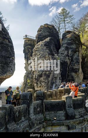 Ponte del Bastione con le formazioni rocciose del bastione e la nuova vista del bastione, ponte, ponte di pietra, destinazione dell'escursione, vista, punto di riferimento, Lohmen, Saxo Foto Stock