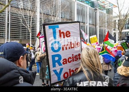 Protesta anti-governativa con un cartello che chiama i Tories razzisti yobs. Londra, Regno Unito, 16 marzo 2024 Foto Stock