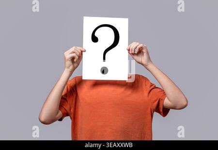 Punto interrogativo, simbolo. Uomo con un punto interrogativo. Uomo anonimo, del simbolo dell'interrogatorio. Incognita maschile. Uomo una domanda, anonimo, incognita. Carta Foto Stock
