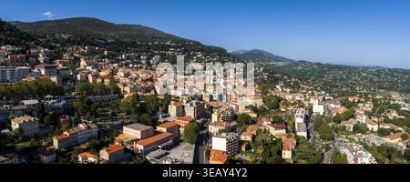 Vista panoramica aerea di Grasse, Francia, sui tetti in terracotta Foto Stock
