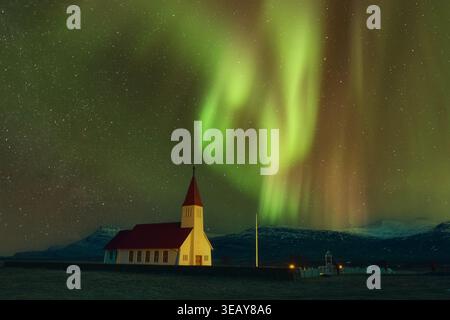 Aurora e piccola chiesa in Islanda Foto Stock
