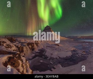 Cascata Kirkjufell sotto aurora nella stagione invernale Foto Stock