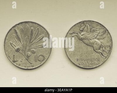 Antiche monete italiane da 10 Liras dall'aspetto vintage Foto Stock