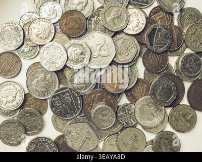LONDRA, Regno Unito - 1 AGOSTO 2015: Valuta inglese vintage Looking British Pound Coins del Regno Unito Foto Stock