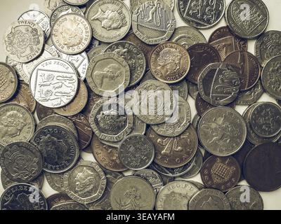 LONDRA, Regno Unito - 1 AGOSTO 2015: Valuta inglese vintage Looking British Pound Coins del Regno Unito Foto Stock