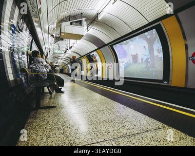 LONDON, Regno Unito - circa giugno 2018: London Underground tube station platform Foto Stock