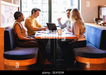 Giovani team che lavorano insieme in un ufficio moderno Foto Stock