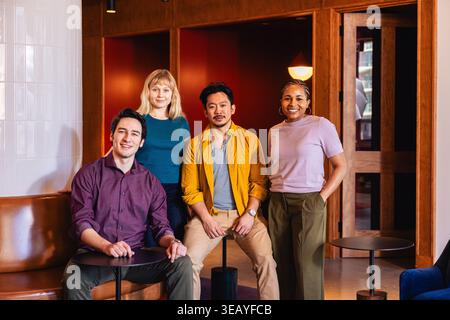 Gruppo di giovani imprenditori creativi diversi in ufficio Foto Stock