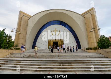 Facciata della cattedrale ortodossa di Cristo Resurrezione a Tirana in Albania con persone che salgono le grandi scale di marmo all'ingresso Foto Stock