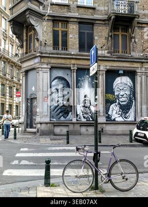 Bruxelles, Belgio - 29 agosto 2018 - scena urbana di Street art con ritratti maschili africani e bicicletta all'angolo della città Foto Stock
