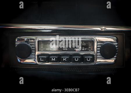 Vecchia autoradio cromata, auto d'epoca, Volvo Amazon nera, auto di classe media della casa automobilistica svedese Volvo, costruita nel 1968 Foto Stock