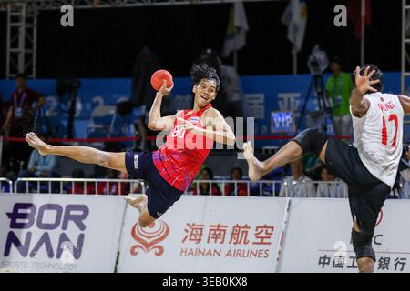 Sanya, la provincia cinese di Hainan. 24 aprile 2026. Nutdanai Ruksawong (L) della Thailandia gareggia durante il turno preliminare maschile di Beach handball del gruppo B match tra Thailandia e Maldive al 6° Asian Beach Games a Sanya, nella provincia di Hainan, nel sud della Cina, il 24 aprile 2026. Crediti: Li Bo/Xinhua/Alamy Live News Foto Stock