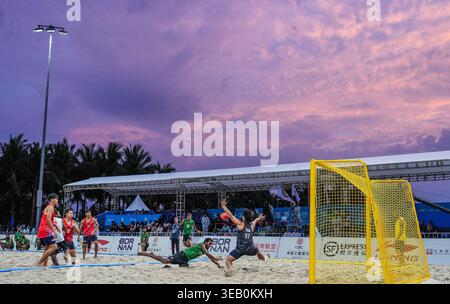 Sanya, la provincia cinese di Hainan. 24 aprile 2026. I giocatori di entrambe le squadre competono durante il turno preliminare maschile di Beach handball del gruppo B tra Thailandia e Maldive ai 6 Asian Beach Games a Sanya, nella provincia di Hainan, nel sud della Cina, il 24 aprile 2026. Crediti: Li Bo/Xinhua/Alamy Live News Foto Stock