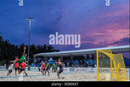 Sanya, la provincia cinese di Hainan. 24 aprile 2026. Fathuhulla Adam (top) delle Maldive gareggia durante il round preliminare maschile di Beach handball del gruppo B match tra Thailandia e Maldive al 6° Asian Beach Games a Sanya, nella provincia di Hainan, nel sud della Cina, il 24 aprile 2026. Crediti: Li Bo/Xinhua/Alamy Live News Foto Stock