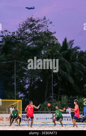 Sanya, la provincia cinese di Hainan. 24 aprile 2026. I giocatori di entrambe le squadre competono durante il turno preliminare maschile di Beach handball del gruppo B tra Thailandia e Maldive ai 6 Asian Beach Games a Sanya, nella provincia di Hainan, nel sud della Cina, il 24 aprile 2026. Crediti: Li Bo/Xinhua/Alamy Live News Foto Stock