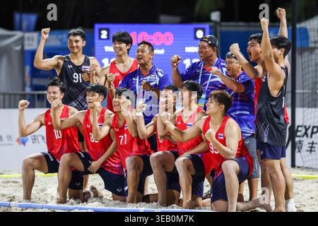 Sanya, la provincia cinese di Hainan. 24 aprile 2026. I membri della Thailandia reagiscono dopo il turno preliminare maschile di Beach handball del gruppo B partita tra Thailandia e Maldive ai 6 Asian Beach Games a Sanya, nella provincia di Hainan, nel sud della Cina, 24 aprile 2026. Crediti: Li Bo/Xinhua/Alamy Live News Foto Stock