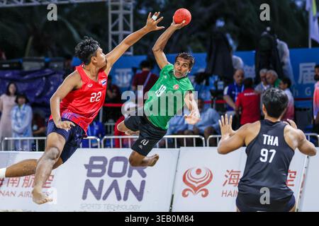 Sanya, la provincia cinese di Hainan. 24 aprile 2026. Fathuhulla Adam (C) delle Maldive gareggia durante il turno preliminare maschile di Beach handball del gruppo B match tra Thailandia e Maldive al 6° Asian Beach Games a Sanya, nella provincia di Hainan, nel sud della Cina, il 24 aprile 2026. Crediti: Li Bo/Xinhua/Alamy Live News Foto Stock