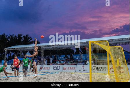 Sanya, la provincia cinese di Hainan. 24 aprile 2026. I giocatori di entrambe le squadre competono durante il turno preliminare maschile di Beach handball del gruppo B tra Thailandia e Maldive ai 6 Asian Beach Games a Sanya, nella provincia di Hainan, nel sud della Cina, il 24 aprile 2026. Crediti: Li Bo/Xinhua/Alamy Live News Foto Stock