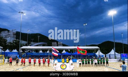 Sanya, la provincia cinese di Hainan. 24 aprile 2026. I giocatori di entrambe le parti sono visti prima del turno preliminare maschile di Beach handball del gruppo B tra Thailandia e Maldive ai 6 Asian Beach Games a Sanya, nella provincia di Hainan, nel sud della Cina, il 24 aprile 2026. Crediti: Li Bo/Xinhua/Alamy Live News Foto Stock