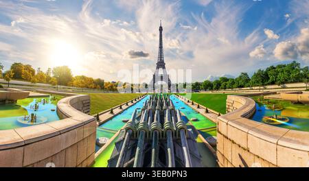 Vista panoramica mozzafiato della Torre Eiffel dai Giardini del Trocadero al tramonto con fontane e un cielo colorato Foto Stock