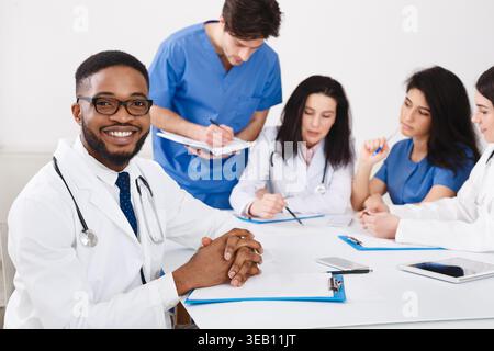 Professionisti e stagisti avente riunione in ufficio medico Foto Stock