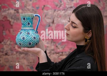 Londra, Inghilterra, Regno Unito. 24 aprile 2026. Un tecnico di Sotheby's tiene una brocca di ceramica policroma Iznik, Turchia, circa 1580, durante una chiamata fotografica per le Arti del mondo islamico e India venduta al Sotheby's di Londra, Regno Unito. Il pezzo è stimato in GBP 25,000-35,000. (Credit Image: © Thomas Krych/ZUMA Press Wire) SOLO PER USO EDITORIALE! Non per USO commerciale! Crediti: ZUMA Press, Inc./Alamy Live News Foto Stock