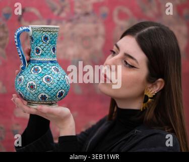 Londra, Inghilterra, Regno Unito. 24 aprile 2026. Un tecnico di Sotheby's tiene una brocca di ceramica policroma Iznik, Turchia, circa 1580, durante una chiamata fotografica per le Arti del mondo islamico e India venduta al Sotheby's di Londra, Regno Unito. Il pezzo è stimato in GBP 25,000-35,000. (Credit Image: © Thomas Krych/ZUMA Press Wire) SOLO PER USO EDITORIALE! Non per USO commerciale! Crediti: ZUMA Press, Inc./Alamy Live News Foto Stock