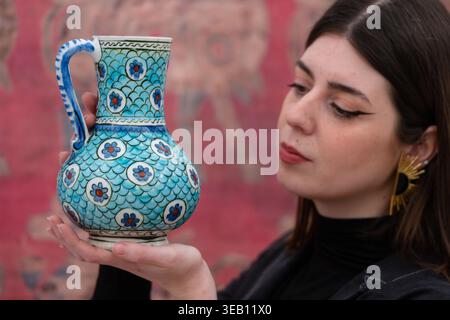 Londra, Inghilterra, Regno Unito. 24 aprile 2026. Un tecnico di Sotheby's tiene una brocca di ceramica policroma Iznik, Turchia, circa 1580, durante una chiamata fotografica per le Arti del mondo islamico e India venduta al Sotheby's di Londra, Regno Unito. Il pezzo è stimato in GBP 25,000-35,000. (Credit Image: © Thomas Krych/ZUMA Press Wire) SOLO PER USO EDITORIALE! Non per USO commerciale! Crediti: ZUMA Press, Inc./Alamy Live News Foto Stock