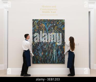 Londra, Inghilterra, Regno Unito. 24 aprile 2026. I tecnici di Sotheby si trovano accanto a Jellyfish No. 35 di Hassan Sharif durante una chiamata fotografica per le mostre di arte islamica, orientalista e mediorientale di Sotheby a Londra, Regno Unito. Il lavoro è stimato in 40,000-60.000 sterline e sarà offerto nell'asta moderna e contemporanea del Medio Oriente a Londra il 30 aprile. (Credit Image: © Thomas Krych/ZUMA Press Wire) SOLO PER USO EDITORIALE! Non per USO commerciale! Crediti: ZUMA Press, Inc./Alamy Live News Foto Stock