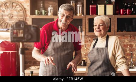 Collage che mostra una coppia che si diverte a una sessione di cucina Foto Stock