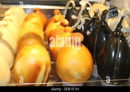 Raccolta formaggi, formaggi freschi e morbidi fatti a mano dalla Puglia, palline bianche di burrata o burratina a base di mozzarella e crema di ripieno c Foto Stock