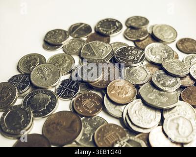 LONDRA, Regno Unito - 1 AGOSTO 2015: Valuta inglese vintage Looking British Pound Coins del Regno Unito Foto Stock