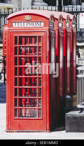 LONDON, Regno Unito - circa giugno 2018: tradizionale rosso nella casella Telefono Foto Stock
