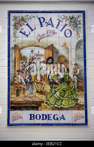 Murale in piastrelle di ceramica (azulejo) per il ristorante El Patio San Eloy di Siviglia, Spagna, caratterizzato da un tradizionale flamenco andaluso e scena bodega. Foto Stock