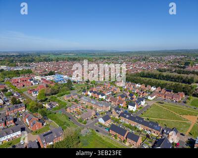 Nuove case a Cresswell immobiliare privato ad Angmering, West Sussex, Regno Unito, con altri nuovi alloggi in lontananza. Abitazioni residenziali, vista aerea. Foto Stock