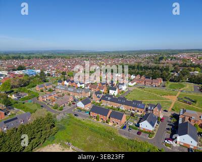Nuove case a Cresswell Housing estate ad Angmering Village, West Sussex, Regno Unito, con altre nuove case in lontananza. Case residenziali, aeree. Foto Stock