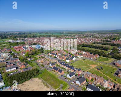 Nuove case a Cresswell immobiliare privato ad Angmering, West Sussex, Regno Unito, con altri nuovi alloggi in lontananza. Abitazioni residenziali, vista aerea. Foto Stock