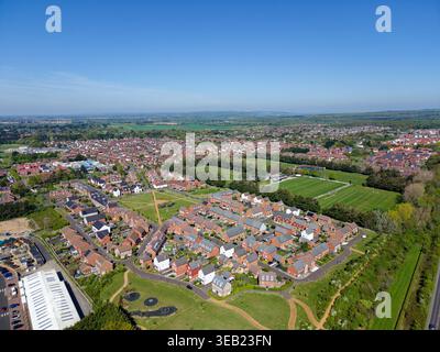 Nuovi alloggi a Cresswell, residenza privata ad Angmering Village, West Sussex, Regno Unito, con altri nuovi alloggi in lontananza. Vista aerea, giorno di sole. Foto Stock