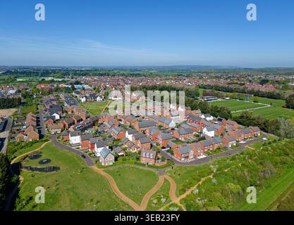 Nuova abitazione costruita nel 2017-2019, Cresswell residenza privata ad Angmering Village, West Sussex, Regno Unito. Abitazioni residenziali di nuova costruzione. Vista aerea, soleggiata Foto Stock