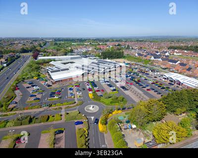 Haskins, un moderno centro giardino a Roundstone, Angmering, con parcheggio per i clienti, all'uscita della A259 nel West Sussex, Inghilterra, Regno Unito, in una giornata di sole primaverili. Foto Stock