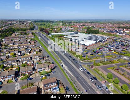 Vista aerea urbana sulla A259 che mostra abitazioni residenziali in zone di East Preston e Angmering, mostra il centro giardino Haskins nel West Sussex, Regno Unito. Foto Stock