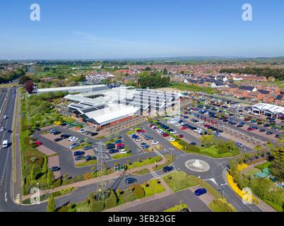 Vista aerea dell'Haskins Garden Centre a Roundstone, Angmering, West Sussex, Inghilterra, Regno Unito in una giornata di primavera di sole, con parcheggio e pannelli solari. Foto Stock