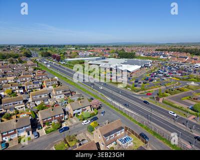 Vista aerea sulla A259 che mostra abitazioni residenziali in zone di East Preston e Angmering, mostra Haskins Garden Center nel West Sussex, Inghilterra, Regno Unito. Foto Stock