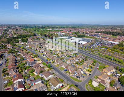 Vista aerea su East Preston e A259 con alloggi residenziali che mostrano il centro giardino Haskins e parte di Angmering, West Sussex, Inghilterra, Regno Unito. Foto Stock