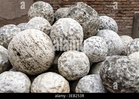 Gruppo di vecchie palle di cannone in pietra, resti di artiglieria storica Foto Stock