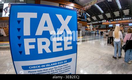 Istanbul, Turchia - 3 aprile 2026: Segnale di rimborso esentasse blu nella sala partenze dell'aeroporto Sabiha Gokcen Foto Stock