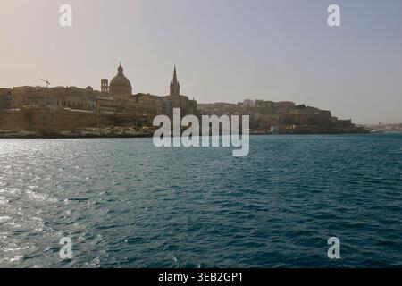 Skyline della città di la Valletta con la Cupola della Chiesa Carmelitana e la Cattedrale Anglicana di San Paolo da Grand Harbour, Malta Foto Stock