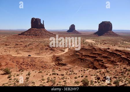 Ampia vista delle arenarie della Monument Valley sul confine tra Arizona e Utah, negli Stati Uniti, sotto un cielo azzurro Foto Stock