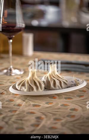 Gnocchi khinkali tradizionali serviti con vino Foto Stock